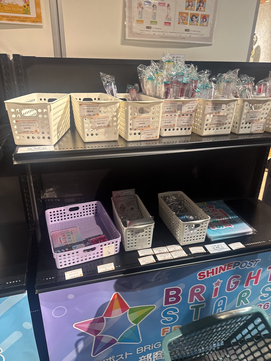 HinomotoHinatsu's tweet photo. 今の在庫状況！BSF缶バッジ売り切れ！ペンライト、チケットホルダー共に後2個くらい？ https://t.co/arnL32xz2n