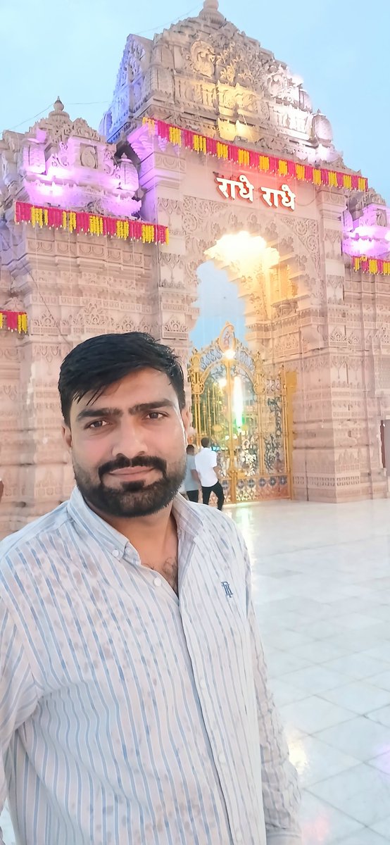 Devrajdubey11's tweet photo. ब्रज भूमि की पावन धरा पर कोकिलावन शनिदेव, राधा रानी मंदिर बरसाना एवं कीर्ति मंदिर बरसाना के दर्शन कर आशीर्वाद प्राप्त करने का सौभाग्य मिला। 🙏✨

राधे-राधे की गूंज से मन भक्तिमय हो उठा।
श्री राधा रानी की कृपा सदैव बनी रहे। 🌸

जय श्री राधे 🙏💐 https://t.co/QwqRbnQ2tB