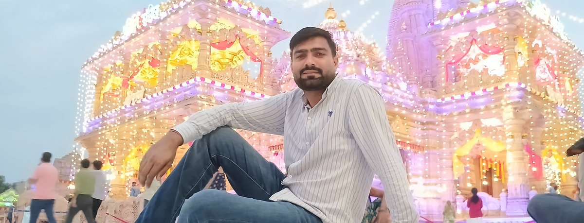 Devrajdubey11's tweet photo. ब्रज भूमि की पावन धरा पर कोकिलावन शनिदेव, राधा रानी मंदिर बरसाना एवं कीर्ति मंदिर बरसाना के दर्शन कर आशीर्वाद प्राप्त करने का सौभाग्य मिला। 🙏✨

राधे-राधे की गूंज से मन भक्तिमय हो उठा।
श्री राधा रानी की कृपा सदैव बनी रहे। 🌸

जय श्री राधे 🙏💐 https://t.co/QwqRbnQ2tB