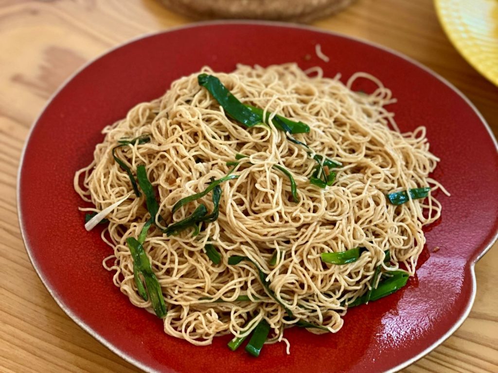 80Cjp's tweet photo. ▼爆速美味！香港・マカオの自然派インスタント麺「蝦子麺」の味わい方（初出：2023年10月31日）
https://t.co/GEdY2u4G74
＞［蝦子麺のゆで方］目安は2分弱。ポイントは「ゆですぎない」。
＞［蝦子麺の食べ方］油と薬味をかけるだけ！シンプルに麺のうまみを味わう。 https://t.co/osijp58qgy