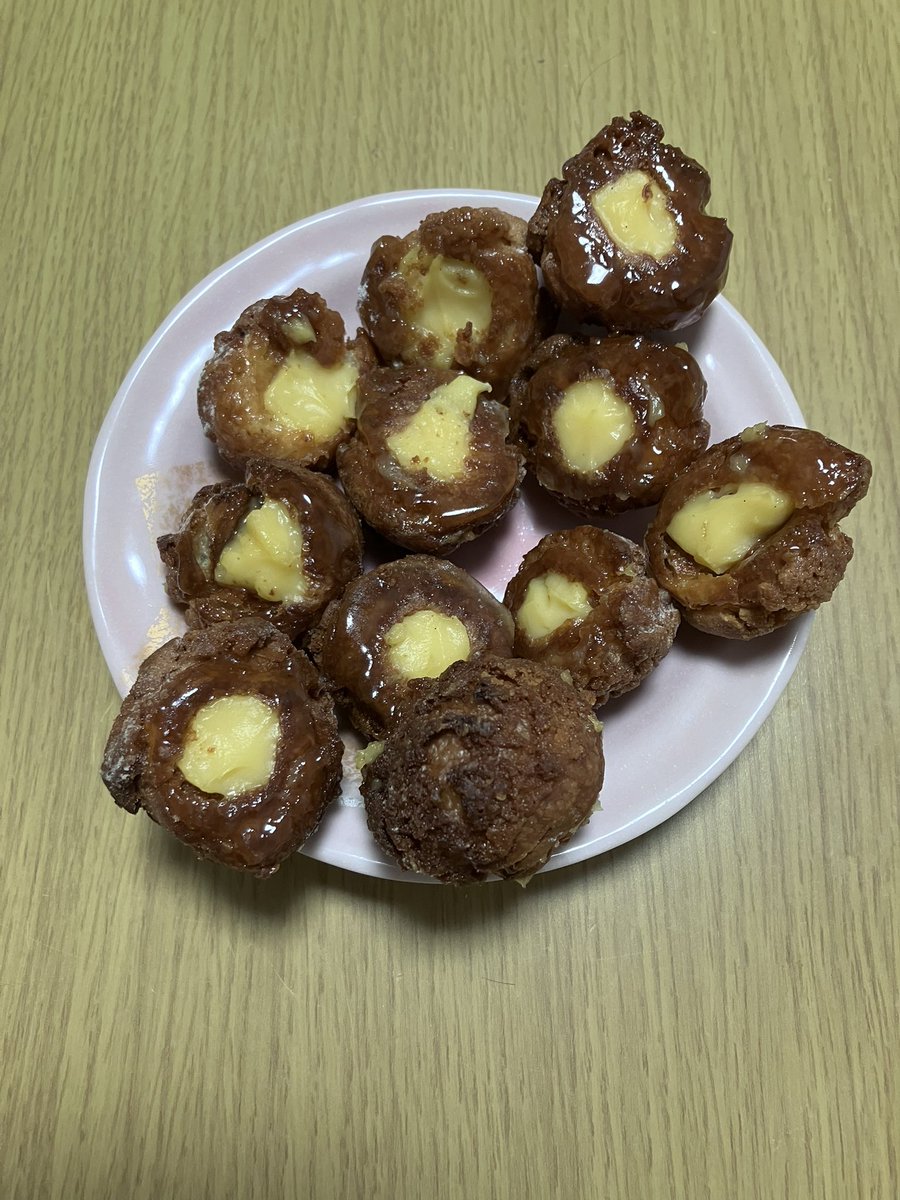 ZUOOEN2896's tweet photo. 一口で食べれるシュークリーム😋
カリカリとトロリがうまく融合してる🤭
#KOGASHI https://t.co/WKxdWGtT5a