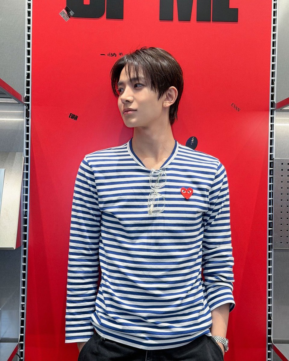 hsngpilled's tweet photo. wait this is even worse 😹

heeseung being 188~189 cm (6’2) tall https://t.co/zxi8guMdrb