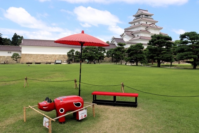 aizu_story's tweet photo. 今夜、静かに思いを馳せるのは、会津が誇るハンサムウーマン・新島八重さんのこと🌸

戊辰の嵐が吹き荒れる鶴ヶ城で、断髪し男装に身を包み、スペンサー銃を手にして最後まで城を守り抜いた八重さん🏯

「ならぬことはならぬ」の義を貫き、どんな逆境でも前を向いて力強く生き抜いたその姿は、今も私たちの誇りです🏯✨

そして、明日——。
大河ドラマ『八重の桜』のご縁から、今年も俳優の���綾瀬はるかさん』が会津の街へと駆けつけてくださいます✨

震災後から毎年のように会津へ足を運び、あたたかな笑顔と勇気を届け続けてくださる綾瀬さん🥰

会津を心から大切に想ってくださるその優しさは、今や私たちにとってかけがえのない宝物であり、現代に寄り添う八重さんの光そのものに思えます🥹❤️

明日の「会津藩公行列」では、街中に咲き誇る笑顔とともに、八重さんの凛とした魂が蘇ります⚔️

八重さんの不屈の志と、会津を愛し続けてくれる綾瀬さんへ、心からの感謝を込めて🙏✨

「八重さん、今年も会津へお帰りなさい！」

その温かい歓迎の気持ちを込めて、ぜひ【リポストやいいね】で一緒に明日の会津を盛り上げてください🙌🌸✨