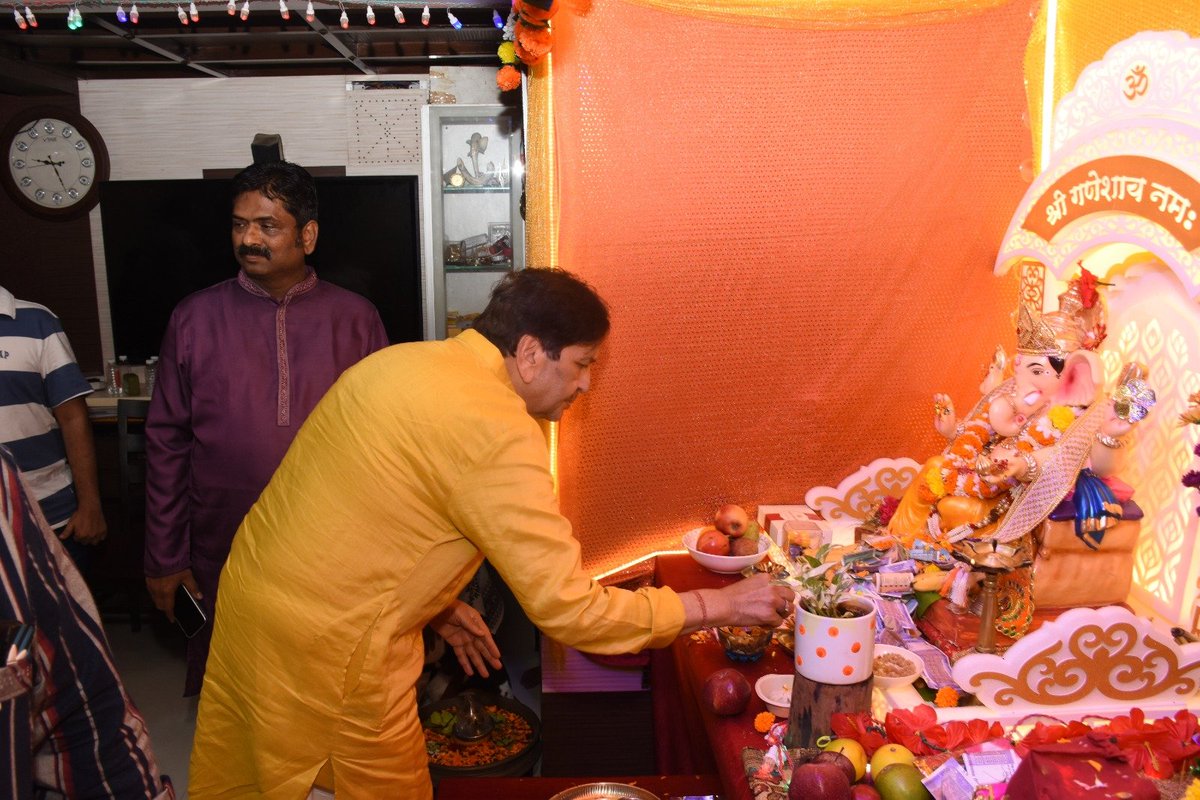 Copavinash's tweet photo. I am very small person but today without any protocol and any advance intimation Hon Cabinet Minister for Skill Development, Employment, Entrepreneurship, and Innovation *Shri Mangalprabhat Lodha ji* visited my home for Gauri Ganpati  Darshan.
@MPLodha https://t.co/NkWT22uGyw