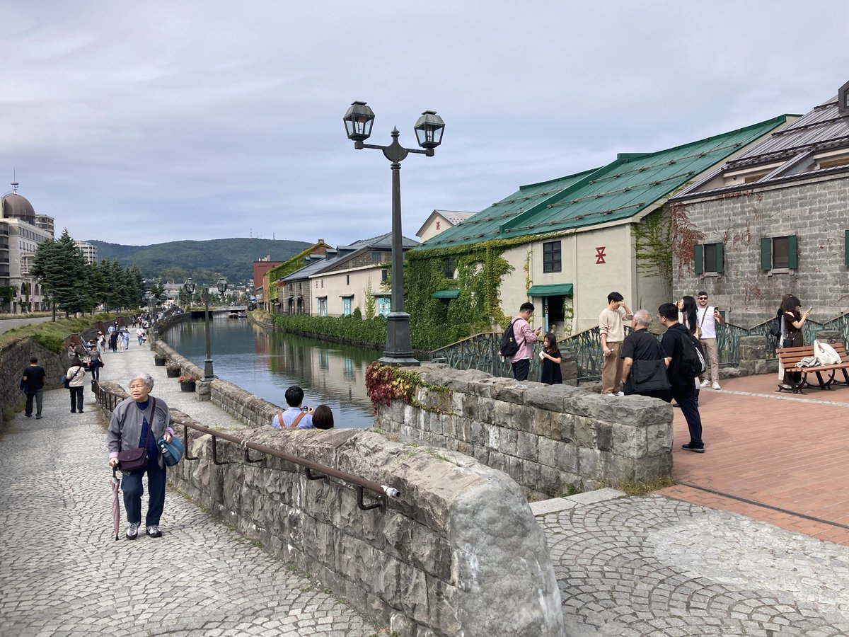 HamadaTakasi's tweet photo. 12:55から、小樽運河の遊歩道にてソロギター演奏します。 https://t.co/YWpA1S5SbP