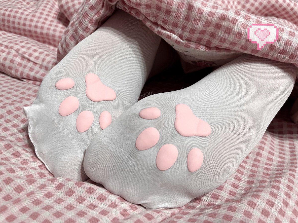 blessmekami's tweet photo. time to worship my lil paws, l♡ser 🐾

teasing y’all with this is way too much fun :3 bc i already know ur freaky little brains are melting over just one pic <3 

#feet #feetworshi̇p https://t.co/C54HbkSwuV