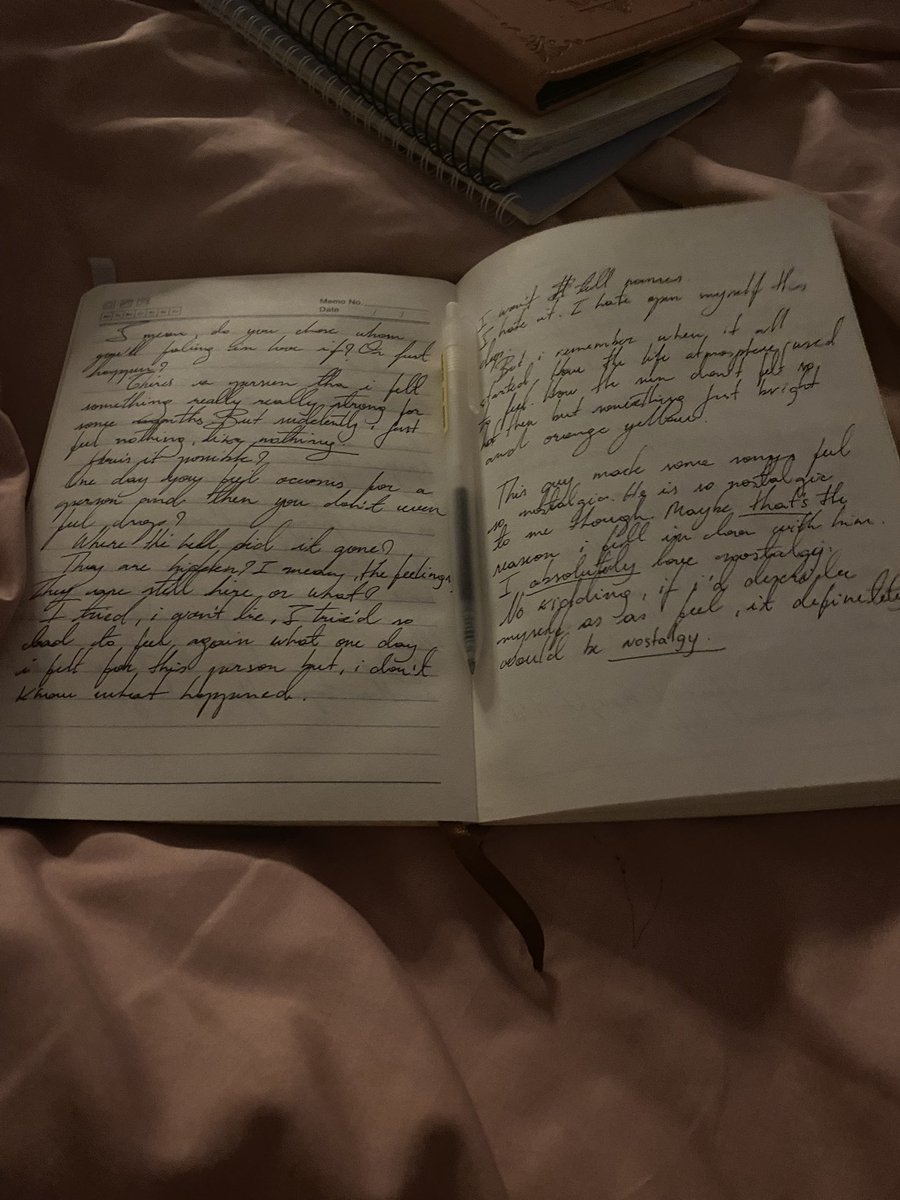 miayesiam's tweet photo. um dos meus hobbies favoritos é escrever, me sinto tão leve deixando meus pensamentos fora da minha cabeça https://t.co/r79ZEb9js9