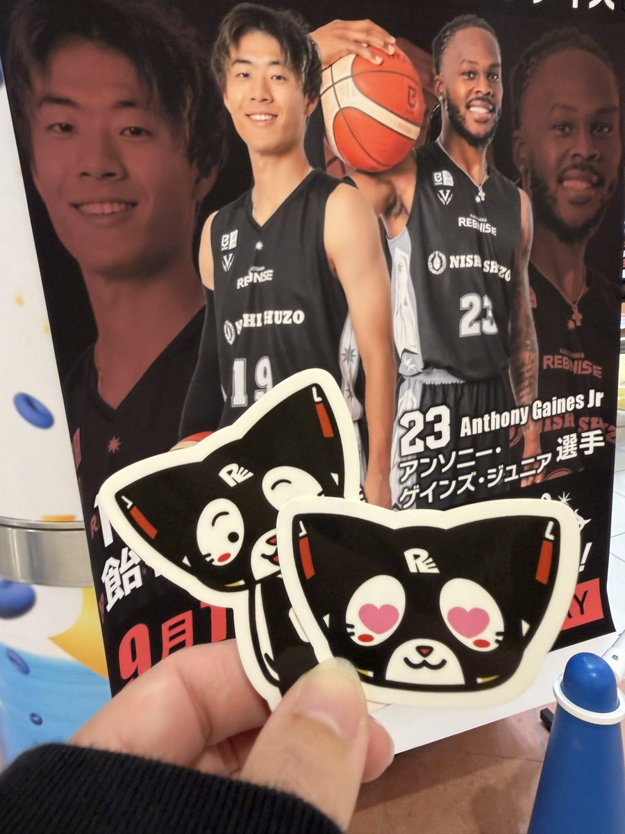 0nq07070's tweet photo. 10時着🚗³₃抽選は参加賞のステッカーでした♡♡それでも子どもたちは大喜び😂トークショーは子どもの習い事送迎で遅れるのですが⋯観れるのかなああ🙏🏻´-
#鹿児島レブナイズ https://t.co/mXYItERgZc