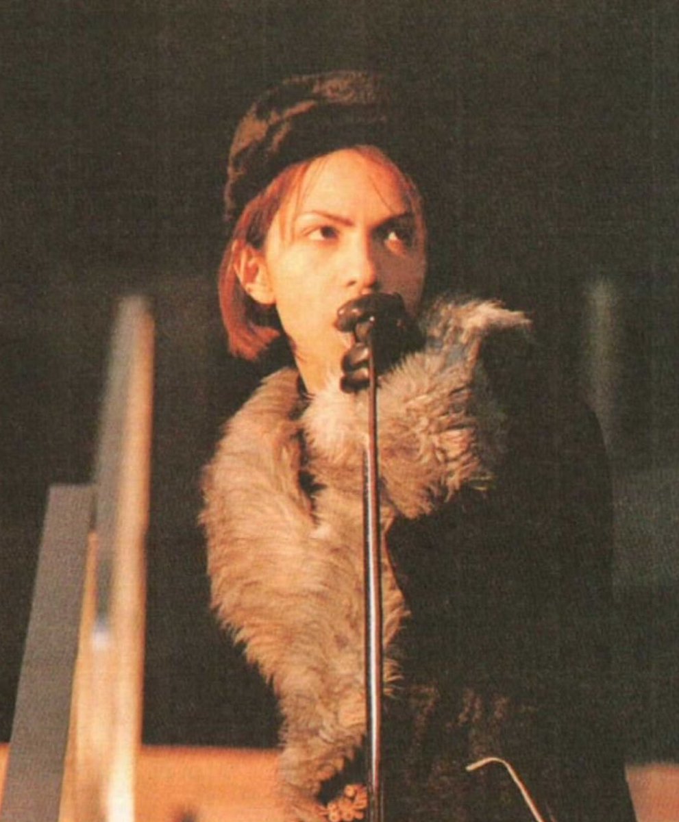 ReLive6u1c's tweet photo. 今日はまた雨に戻ってしまいましたが、昼から昔の仲間と集まりがあってラルクファンが多いので

Cureless

を聴きながら雨の中向かいます。この頃のラルクの曲はほんと世界観あって引き込まれます。しかしこの曲はカッコいい✨
今日婚活の方、楽しんでください😊 https://t.co/jXRQuaZME0