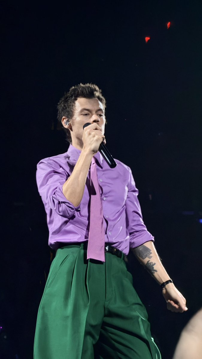 HSNewsItalia's tweet photo. Outfit di Harry per il concerto di questa notte! 💜 #MSGN11
© ntmynatasja https://t.co/oDMmAc2KeW