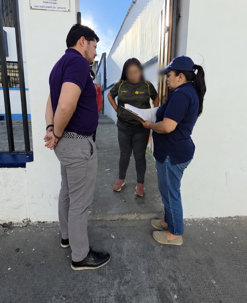 SRIoficialEc's tweet photo. #SRIenTerritorio 

En #Esmeraldas, #Ibarra, #Carchi y #Sucumbíos realizamos visitas persuasivas a contribuyentes con deudas pendientes, promoviendo el cumplimiento correcto y oportuno de las obligaciones tributarias.

🇪🇨 https://t.co/lKUqhORVQe