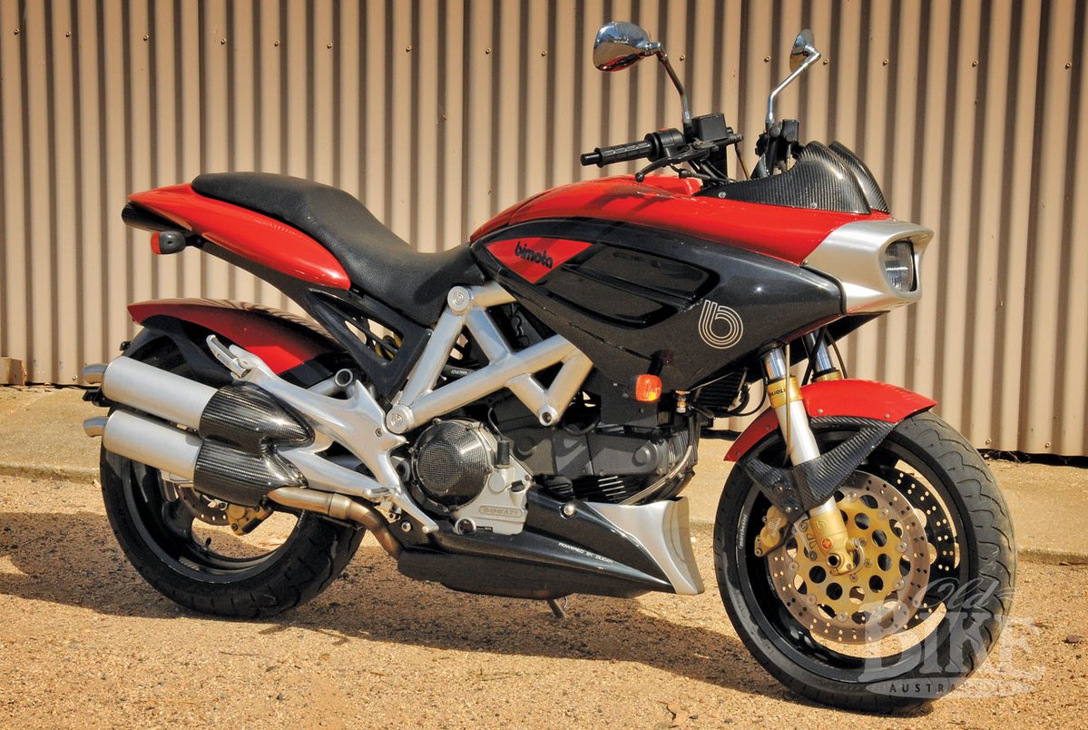 Moto_History's tweet photo. The Italian Bimota Mantra 900 is style, sport, and custom, all in one. Only 450 were made. #italianmotorcycles #sportmotorcycles #trellisframe #factorycustommotorcycles #italianmotorcycles #superbike https://t.co/97lf9ktPZ6
