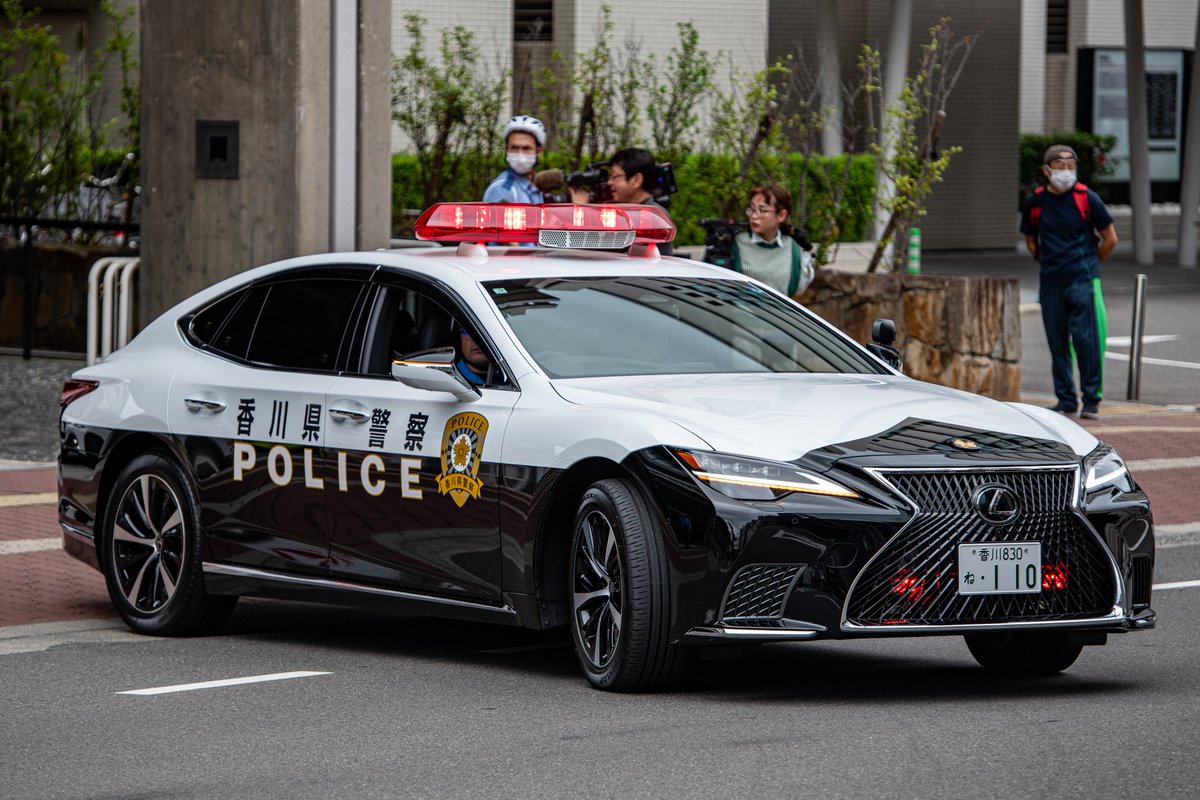 kyuimaru's tweet photo. 香川県警察レクサスLSパトカー寄贈式

寄贈されたのはトヨタの高級車ブランド「レクサス」の最上級車種「LS500h」のパトカー仕様車。
レクサスパトカーは2020年に栃木県警へ「LC500」が寄贈されているが、LSシリーズは国内初。
今後は交通安全啓発のイベントや取り締まりに使われる予定とのこと。 https://t.co/rC30IFsVJF
