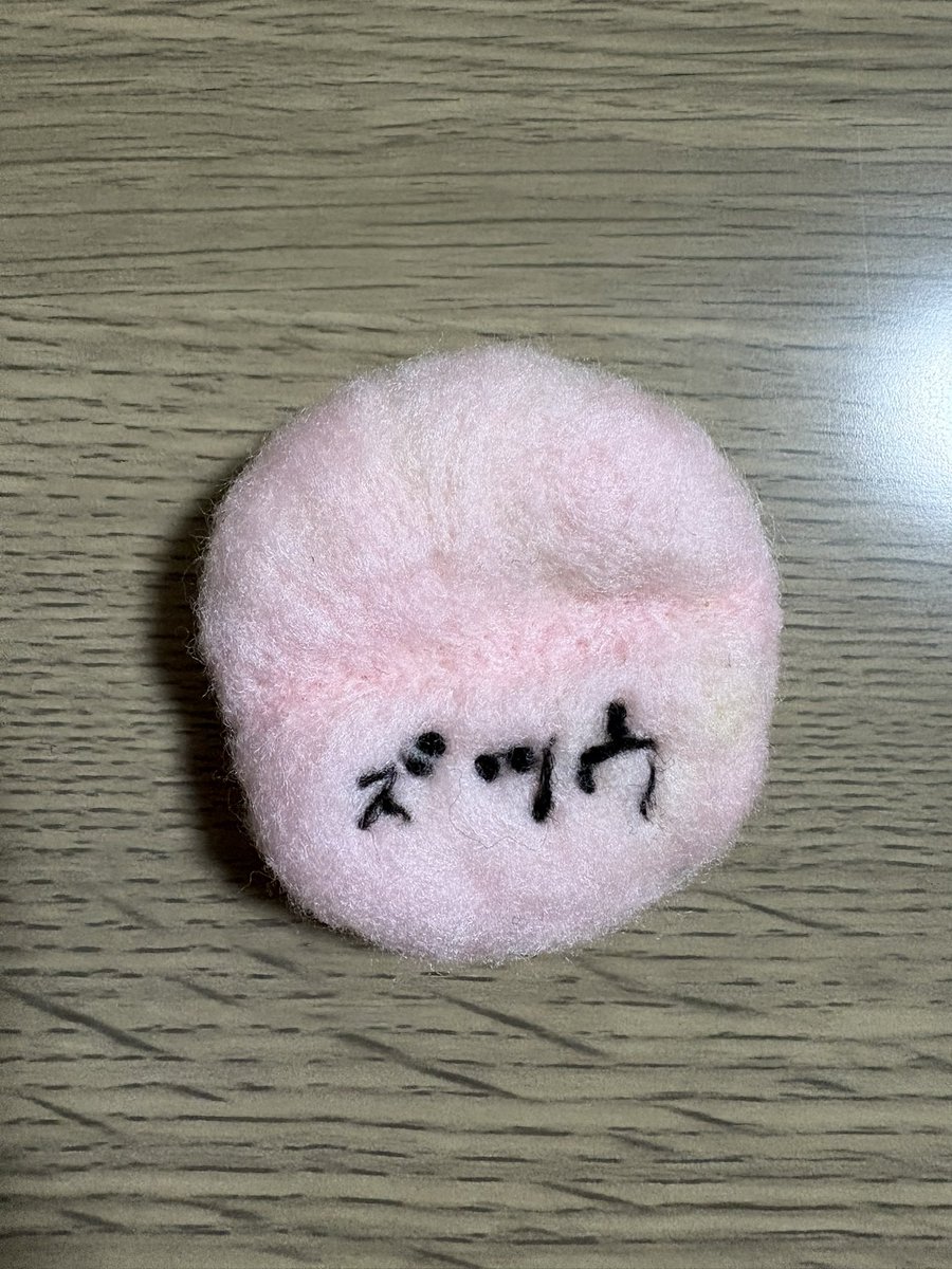 handmadebu1101's tweet photo. 今日は羊毛フェルトで薬を作ってみました。
頭痛に効くといいなと思って、某薬を作りました💊
効果があるといいな🥰

そして、今日も告知します❣️
⭐️ルアナマルシェ
　9月26日、10時〜15時まで
　桐生有鄰館にて開催

ぜひ皆さん遊びにきてみてくださいね🥰💕💕

#ハンドメイド
#羊毛フェルト https://t.co/Qj1FYql4GO