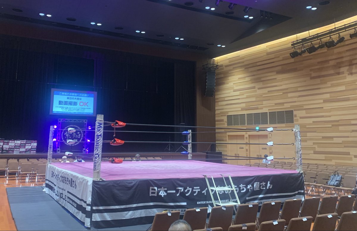 kamengicho's tweet photo. #radiobox
#路地裏の小料理屋
地元ラジオ局へ応募したチケットプレゼントが当選したのでプロレスを見に来ています。
写真、動画撮影🆗とはありがたい、、、
#ときめきスクラップ https://t.co/IEQG9jMj4g