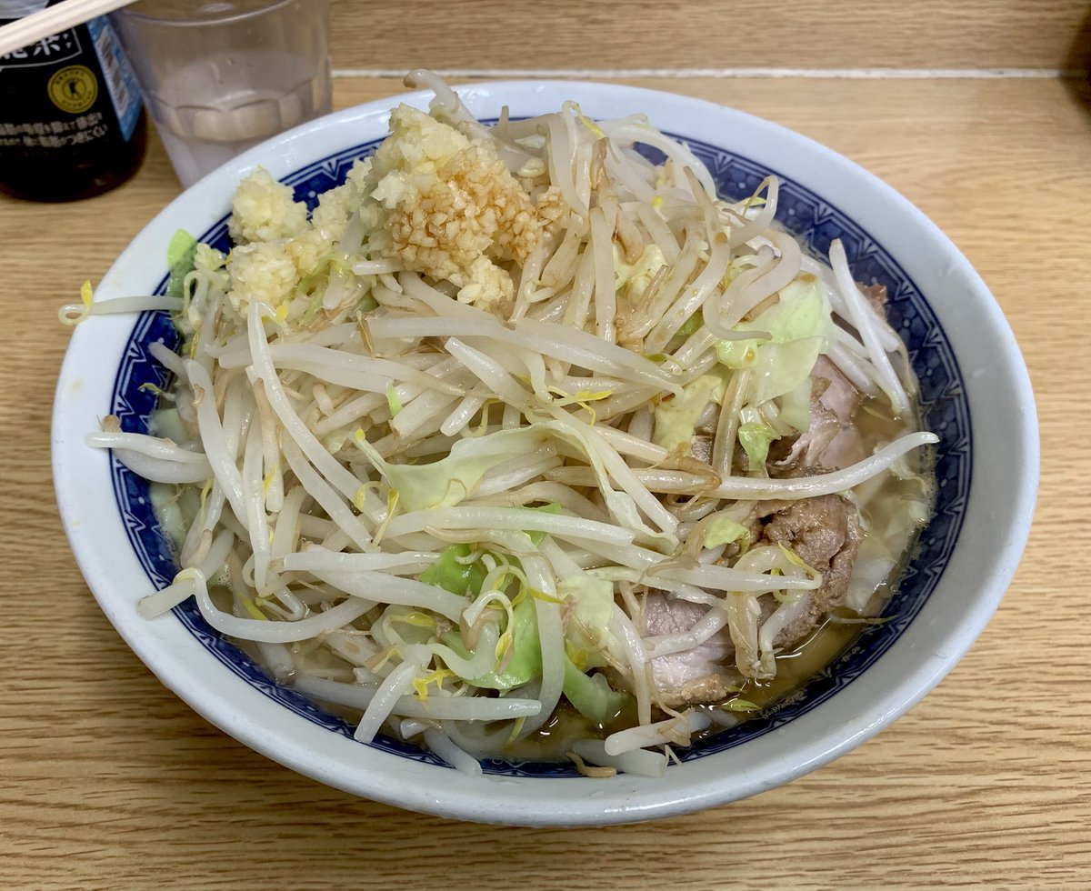 sho_11260's tweet photo. ラーメン二郎　栃木街道店

土曜ファスロ

やはり昼１発目は���エシバチバチで極上の非乳化！

今回はぶん殴られるというより鋭く突き刺される感じのしょっぱ旨さだった！！

これはたまりませんね…🤤

豚さんは全て神でした！！

店主様、いつもありがとうございます🙏 https://t.co/c6SmfQ6YiX