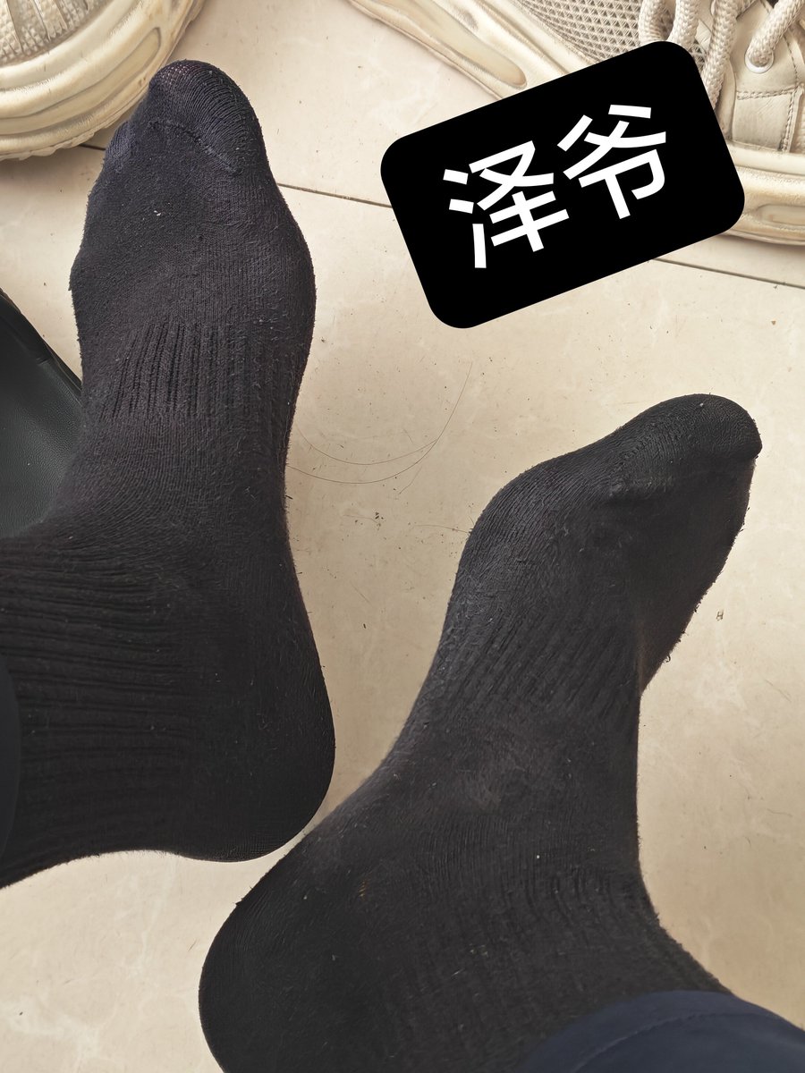 weizedjb's tweet photo. 终于放学了 可以掏出来透透气，一上午捂滂臭 #泽爷 #黑袜大臭脚 #黑袜 #学生爹 #雄臭 #无脑恶堕 #无脑傻逼 #gooner https://t.co/IiFNPZF0fN