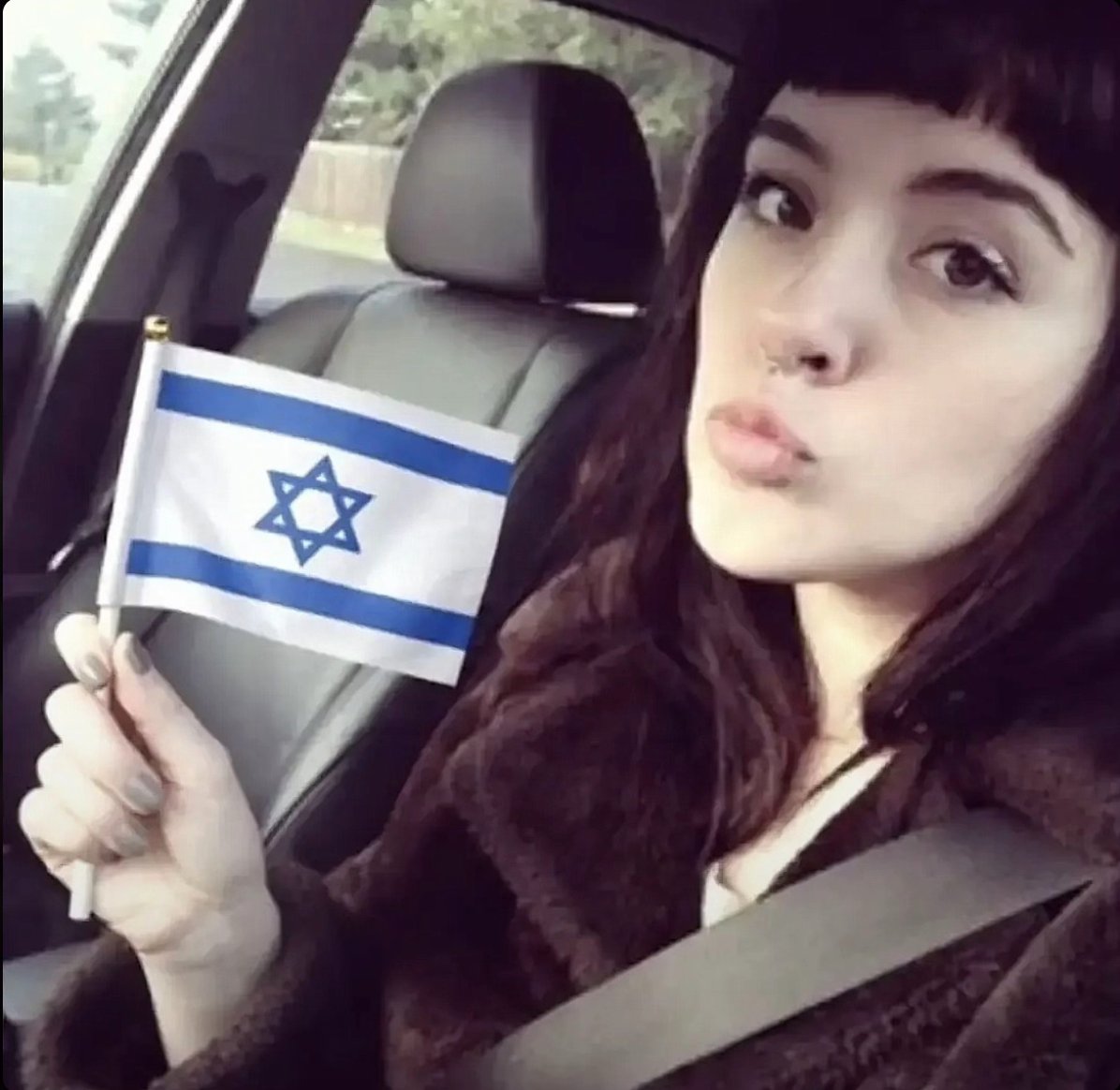 yuhgurls's tweet photo. Timothy Heller loses over 90k followers on TikTok due to a resurfacing photo of her holding an Israeli Flag!! https://t.co/mMrBfQylNQ
