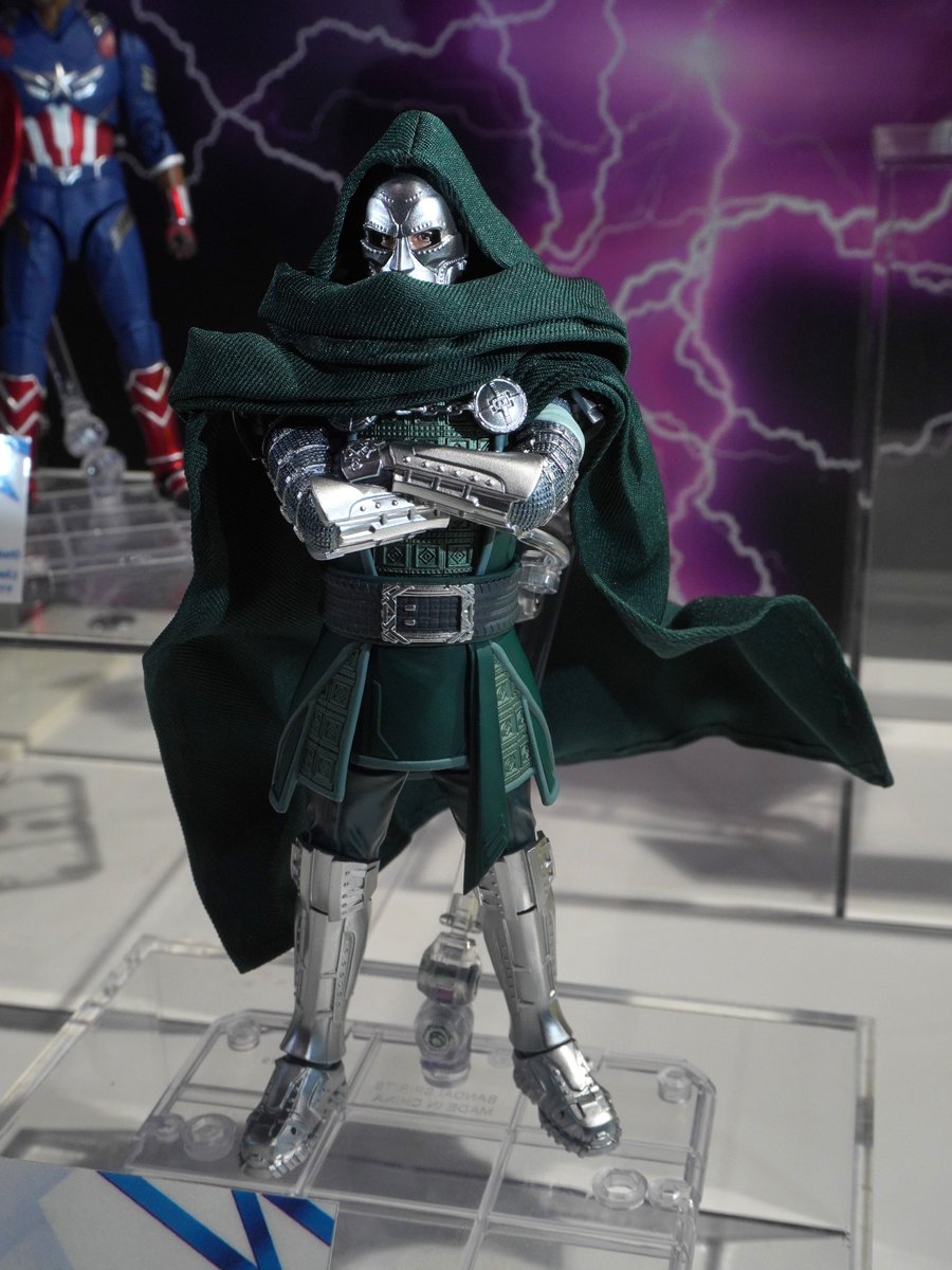 tamashii_tnt's tweet photo. #魂ストア東京 にて
映画『#アベンジャーズ／ドゥームズデイ』シリーズ展示中！
一般店頭にて2026年12月以降順次発売予定！
 
📌S.H.Figuarts ドクター・ドゥーム（アベンジャーズ／ドゥームズデイ）
📌S.H.Figuarts ソー（アベンジャーズ／ドゥームズデイ）
📌S.H.Figuarts キャプテン・アメリカ（アベンジャーズ／ドゥームズデイ）
 
🔽各商品の詳細はこちら
https://t.co/j5Xg9O1VQD
 
秋葉原にお越しの際は、ぜひ魂ストア東京へ！
 
#t_shf #マーベル #魂ストア東京