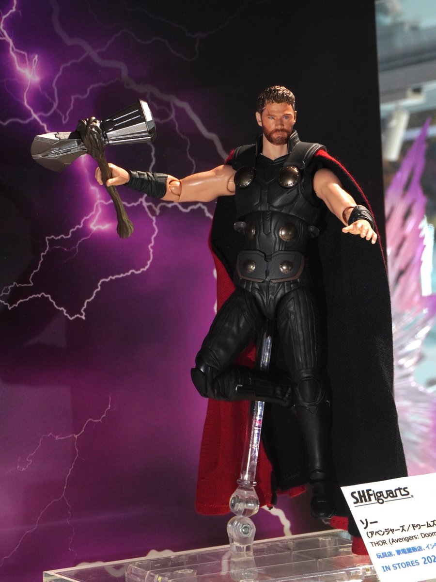 tamashii_tnt's tweet photo. #魂ストア東京 にて
映画『#アベンジャーズ／ドゥームズデイ』シリーズ展示中！
一般店頭にて2026年12月以降順次発売予定！
 
📌S.H.Figuarts ドクター・ドゥーム（アベンジャーズ／ドゥームズデイ）
📌S.H.Figuarts ソー（アベンジャーズ／ドゥームズデイ）
📌S.H.Figuarts キャプテン・アメリカ（アベンジャーズ／ドゥームズデイ）
 
🔽各商品の詳細はこちら
https://t.co/j5Xg9O1VQD
 
秋葉原にお越しの際は、ぜひ魂ストア東京へ！
 
#t_shf #マーベル #魂ストア東京