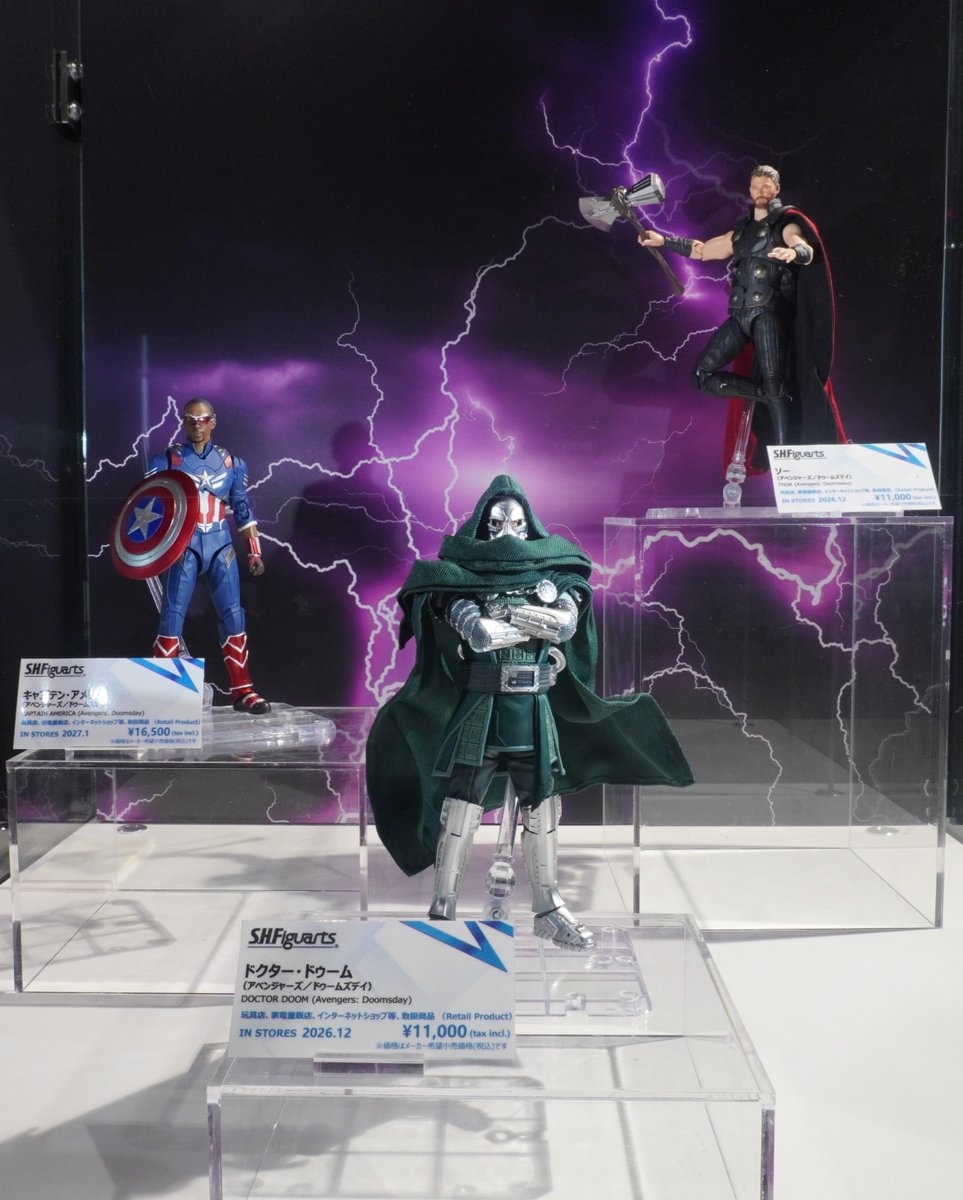 tamashii_tnt's tweet photo. #魂ストア東京 にて
映画『#アベンジャーズ／ドゥームズデイ』シリーズ展示中！
一般店頭にて2026年12月以降順次発売予定！
 
📌S.H.Figuarts ドクター・ドゥーム（アベンジャーズ／ドゥームズデイ）
📌S.H.Figuarts ソー（アベンジャーズ／ドゥームズデイ）
📌S.H.Figuarts キャプテン・アメリカ（アベンジャーズ／ドゥームズデイ）
 
🔽各商品の詳細はこちら
https://t.co/j5Xg9O1VQD
 
秋葉原にお越しの際は、ぜひ魂ストア東京へ！
 
#t_shf #マーベル #魂ストア東京