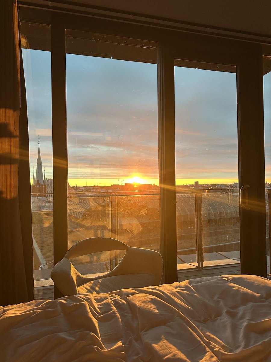 hallucianna's tweet photo. morning sunrise, berlin. https://t.co/ESp4K6qqAx