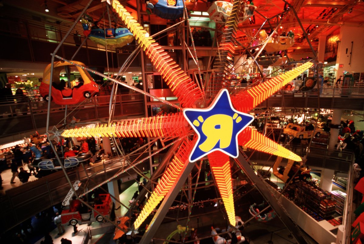 Complex's tweet photo. Today's kids will never know the iconic Toys"R"us in Times Square 🥲

📸:getty https://t.co/oU1oRhw99I