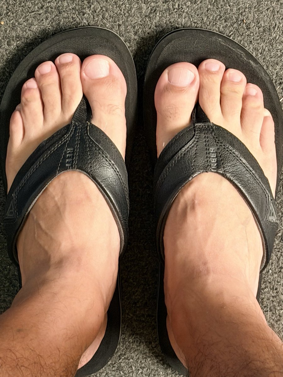 Ghostboi512's tweet photo. Came to a stop to take a quick pic ! 👋
#feetworshi̇p #feetfetısh #malefeet #footfetısh #toes #flipflops #creeping https://t.co/yAwKlRHyZz
