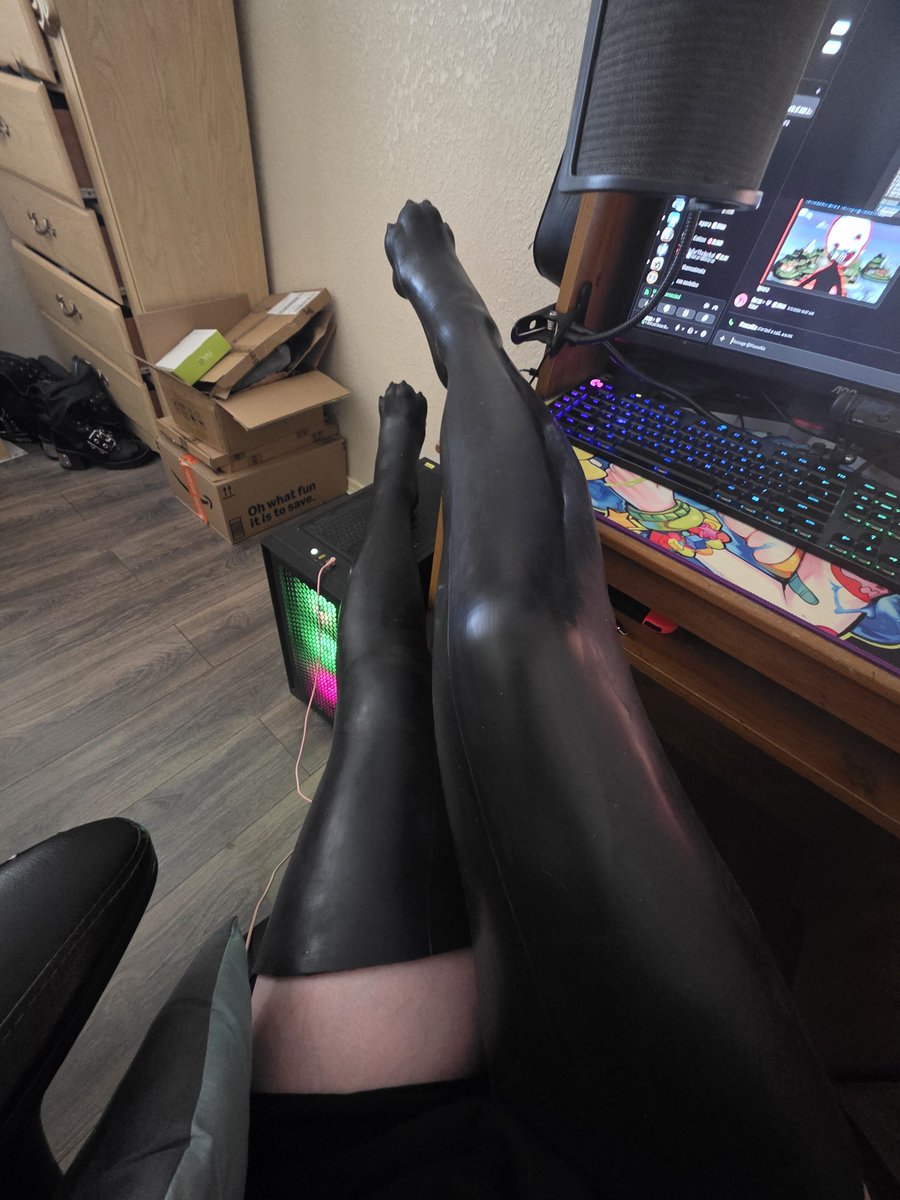 Seras_Aeternus's tweet photo. I need to take more pictures with these on https://t.co/BKT4JNEygS