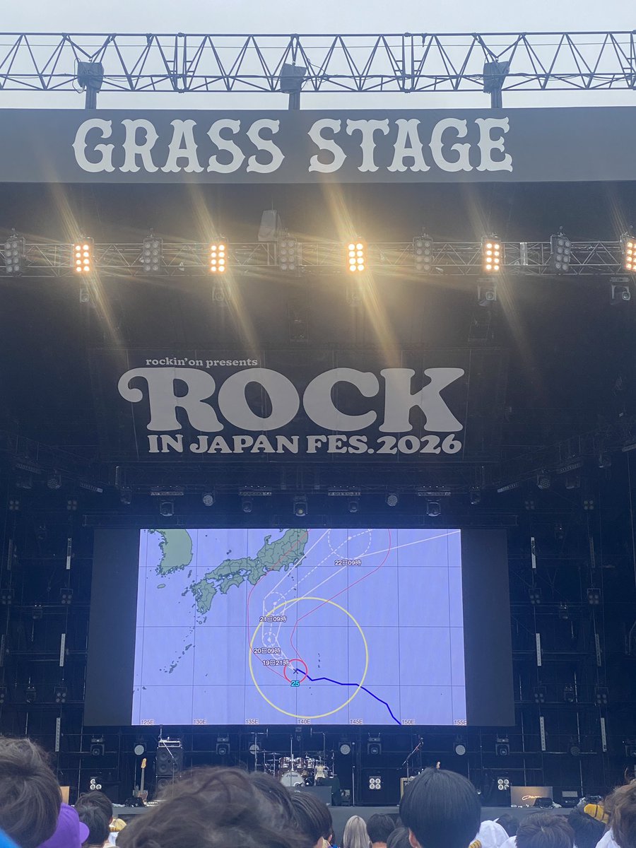 kzenryoku's tweet photo. 絶賛横アリの余韻残りまくり中ですが、雨の中Chevon拝んできたよー！！濡れ乱れまゆ様もまた良きでしたねえ
フードタオル可愛すぎて憤死
グッズ背負って今日一日遊んでくるぞー！！
#RIJF2026 #ロッキン https://t.co/batvmYWZ98
