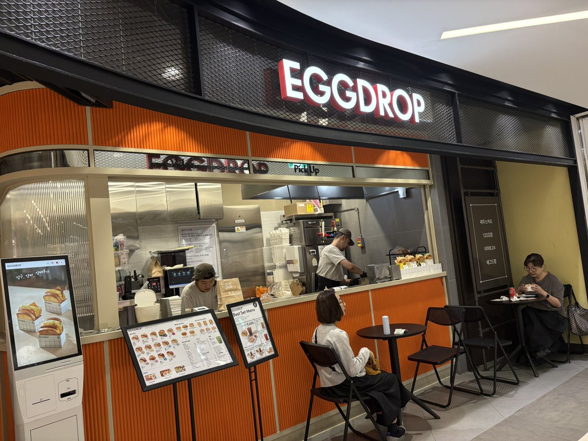 mamamamama1968's tweet photo. 今朝は6時にホテルを出発したので朝ご飯食べられず。
お腹が空いたので
#EGGDROP
でランチ。
いつか行ってみたいと思ってたEGGDORO、バスターミナルの中にありました。
#賢い医師生活
の中で何度か登場していたこのお店。
ウジュが美味しそうに食べてたのが印象的でした。 https://t.co/pIqZ6KIh27