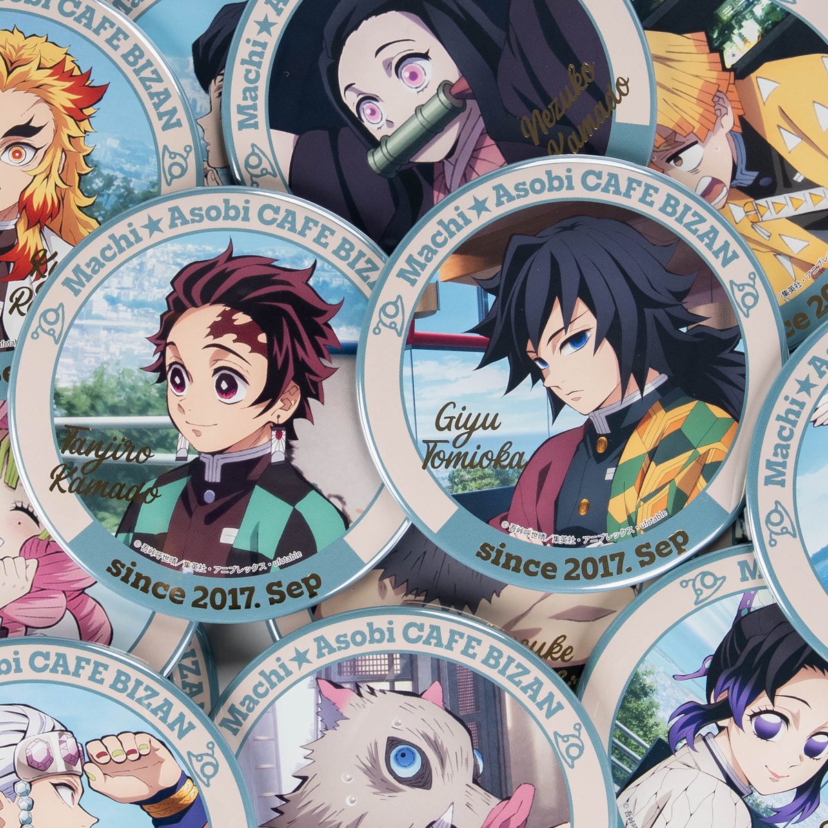 ufotable's tweet photo. 【WEBSHOP販売中】   
〈ufotable ツキイチ! WEBSHOPくじ　8月号〉   
新店舗「ufotable CHARACTERS Cafe IKEBUKURO」の開店を記念し、これまでのufotable関連店舗で描き下ろしてきた「鬼滅の刃」イラストを集めた記念くじをWEBSHOPにて販売中！ 
池袋店の新コンテンツ「ビッグカプセルトイ」といっしょにお楽しみいただけるデザイン・サイズの箔押しビッグ缶バッジをご用意。  

販売期間：9/24(木)23:59まで  

▼特設サイト
https://t.co/NIhpfvlgWP   

どうぞお楽しみください。