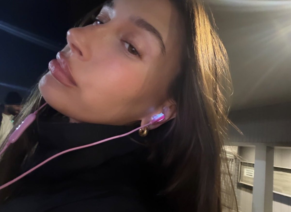 Lilbieberss's tweet photo. La gente diciendo que Hailey esta embarazada y las embarazadas no pueden teñirse el pelo 😭 https://t.co/xa4OF27SPO