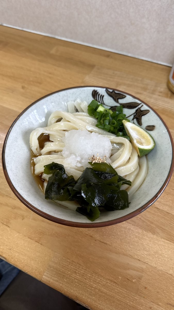 21_p_aimar's tweet photo. 連休最初の朝ごはんはこげら

ぶっかけと釜玉
天ぷらは左からアナゴ、ゲソ、ちくわ、えび
本日は常連さん提供のカボスがサービス
ぶっかけに絞るとさっぱり感がすごい
今日も美味し���った

ごちそうさまでした https://t.co/eWWuMOE4aG