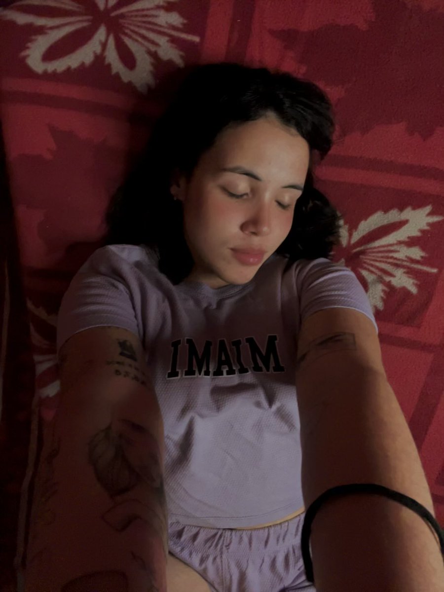 Lizzyrebelde's tweet photo. Así duermo sabiendo que si estás viendo esto solo quieres chismear https://t.co/Ue7N8xw0mm