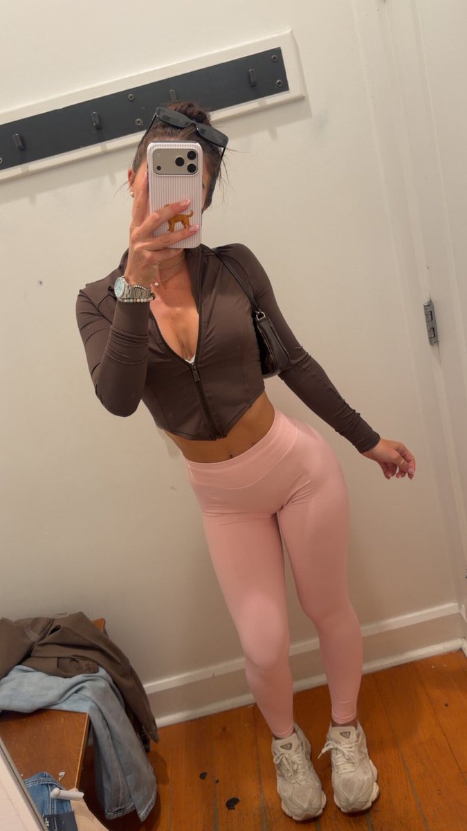 WildFlexyAmber's tweet photo. do men, who like natural women, even exist anymore? https://t.co/l7eMqBevFT