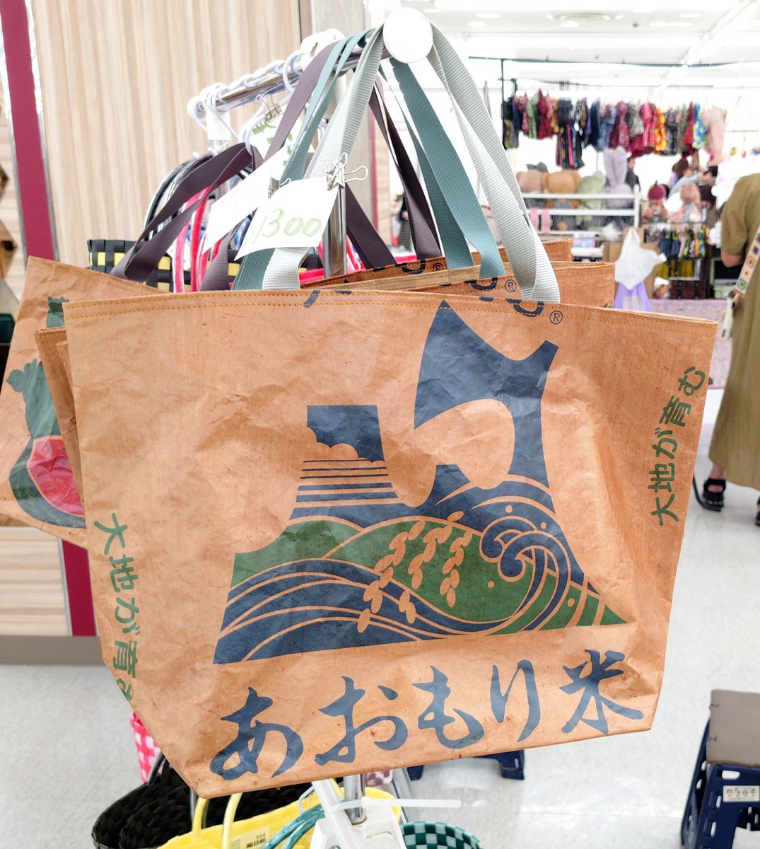 kurokuroyuyuyu's tweet photo. シーナシーナ弘前でのクラフトイベントで米袋バッグが売ってた……!!買った…!!!めちゃくちゃかわいい…!!!!
以前私も作ろうとしたんだけどミシンじゃないと強度が出なくて、今まで諦めてた米袋バッグ……
今回で出すの2回目だって店主さん言ってたんだけど、とっても素敵…！おすすめです…！🌾 https://t.co/nDZTRZTZLu