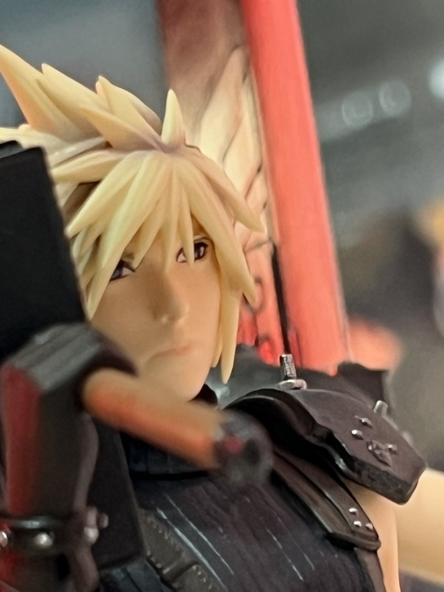 SQEX_fan's tweet photo. FF7リメイクシリーズ
コンプリートエディション
立ち止まり禁止の展示撮影列に並び、3回目にして遂にフィギュアの顔面を捉えました👍
まぁ遠目に見ればめちゃくちゃカッコイイですけどね…
遠目で見れば😂 https://t.co/Rq3BErYn3I