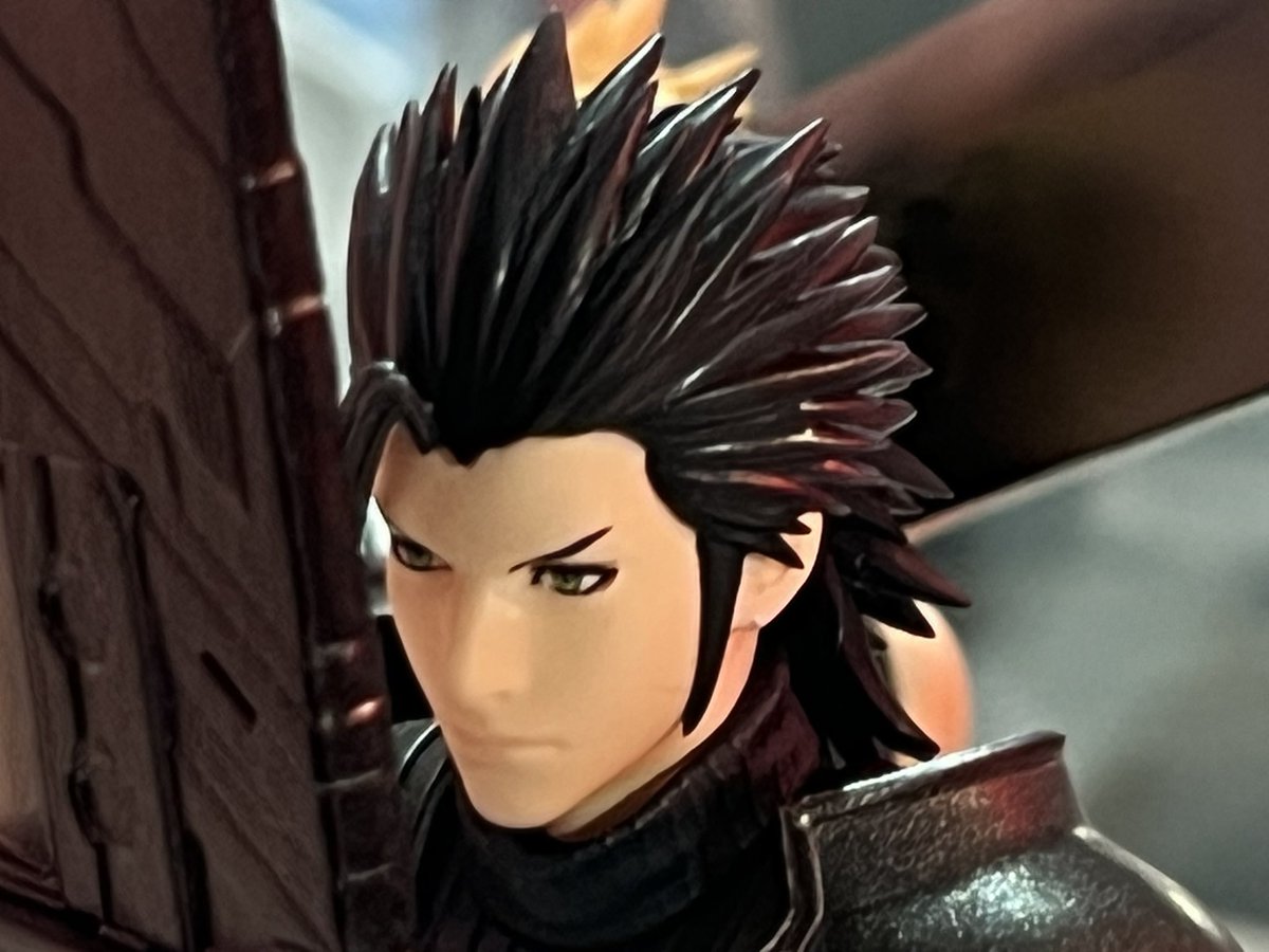 SQEX_fan's tweet photo. FF7リメイクシリーズ
コンプリートエディション
立ち止まり禁止の展示撮影列に並び、3回目にして遂にフィギュアの顔面を捉えました👍
まぁ遠目に見ればめちゃくちゃカッコイイですけどね…
遠目で見れば😂 https://t.co/Rq3BErYn3I