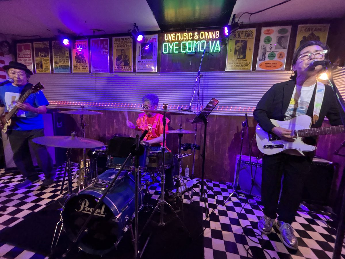 macaro36759643's tweet photo. 先月尾道トンナンライブ
㊗️大池くんレゲエコーナーを聴きながら当時衣装もメイ���もなりきって5人で歌ってた姿、可愛い姿を思い出しました
そして「サーカス！サーカス！サーカス！」嬉しかった😢
お見送りで伝えられなかったので

#The東南西北
#久保田洋司
#大池茂文
#清水伸吾
#入船陽介
#加納順 https://t.co/O6M3dMJ7gr