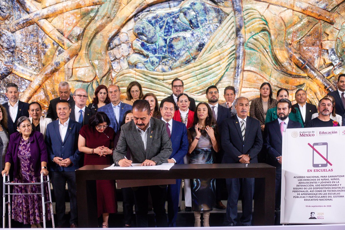 secti_edomex's tweet photo. 🏫✨ El Srio. Miguel Ángel Hernández Espejel, participó en la Tercera Reunión Plenaria Extraordinaria del #CONAEDU, encabezada por el titular de la @SEP_mx, @mario_delgado. De la mano con la Federación, impulsamos proyectos clave para nuestras comunidades escolares: https://t.co/HhLqVuCWhq