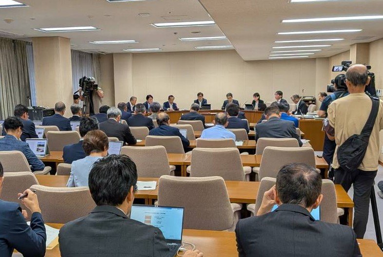 Happyendo42's tweet photo. きのうの海外視察報告会。県民の傍聴を求めたものの認められず、県議と執行部が参加。スイスの視察報告では、障がい者に適性診断を行い就業に活かすとのことで、私は適性診断の内容について質問。今後さらに調べて活かしたい。
#大分県議会海外視察
#反対したけど行ったなら海外視察から学びたい https://t.co/OzlH1kbd0Y