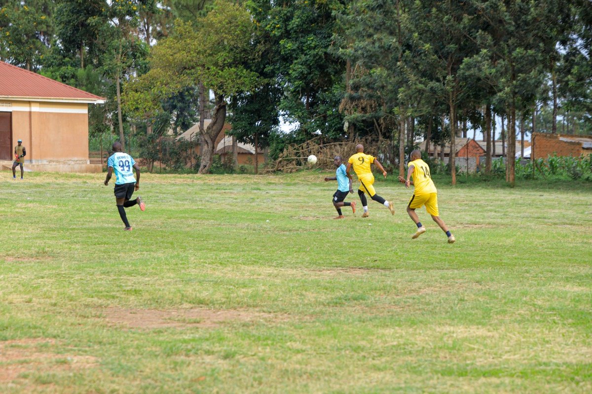 DrBrianBilalK's tweet photo. The visit wouldn't end without balls!
Friendly match
π₯@UgandaRedCross staff & volunteers Vs Kiryandongo operation partners & corporate league of Bweyale.
βπ½Results: 1 (@DrBrianBilalK 37 min)-1 (Richard 89min)
#NeverRetire #Play4Health https://t.co/XFMrWFRggj