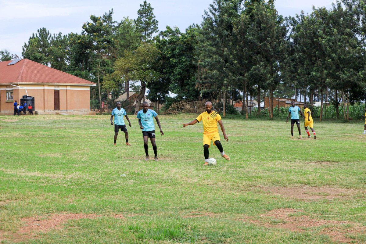DrBrianBilalK's tweet photo. The visit wouldn't end without balls!
Friendly match
π₯@UgandaRedCross staff & volunteers Vs Kiryandongo operation partners & corporate league of Bweyale.
βπ½Results: 1 (@DrBrianBilalK 37 min)-1 (Richard 89min)
#NeverRetire #Play4Health https://t.co/XFMrWFRggj