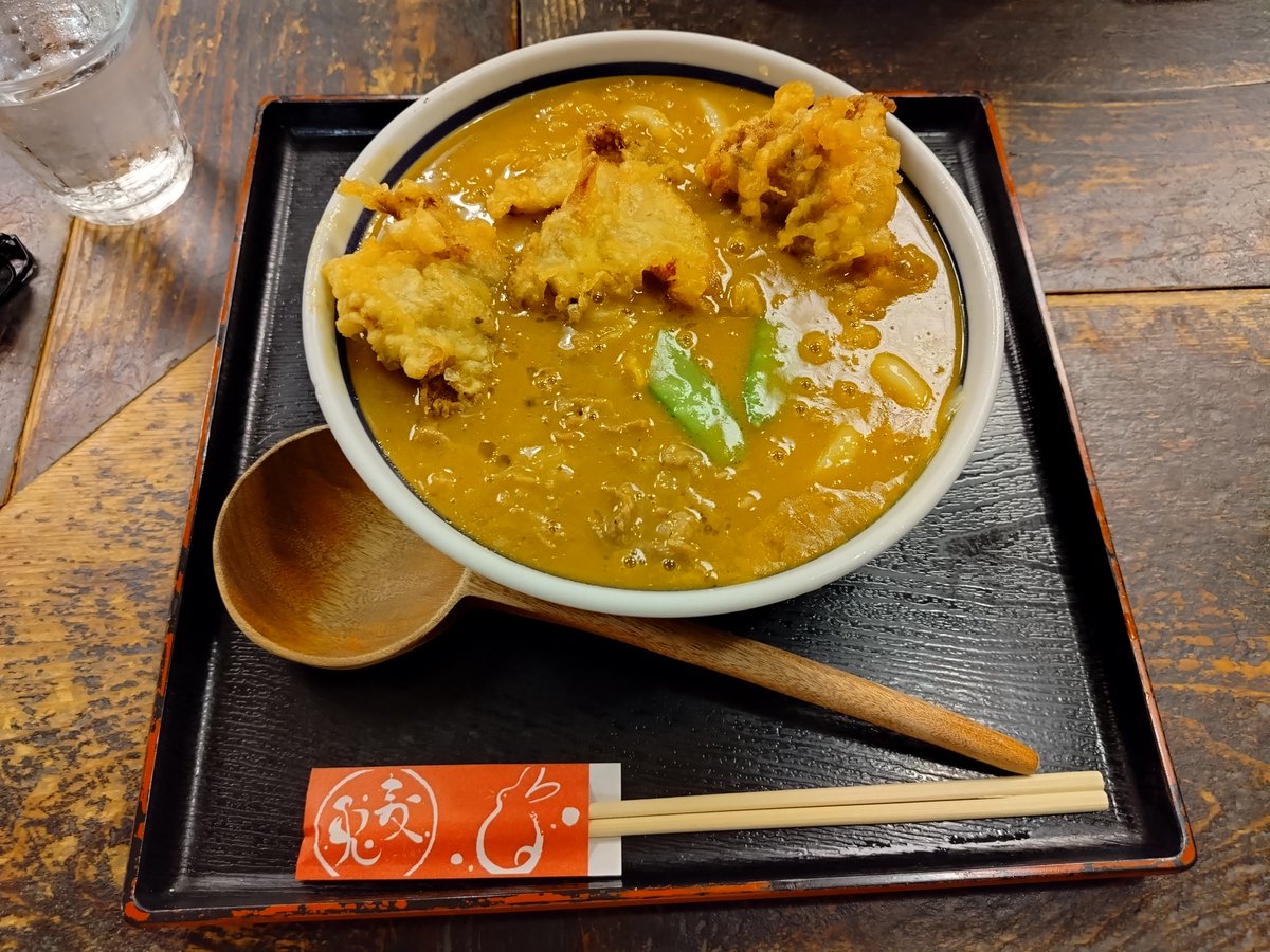 7mpersec's tweet photo. きょうの昼メシは、阪急三番街の 兎麦 で 鶏天カレーうどん を大盛で。ミルクベースにスパイスの効いたカレーにコシのある讃岐饂飩、熱々のハーブ鶏天がベストバランス。印度は香川県だ！(←イミフ) https://t.co/Ubjdzhk193