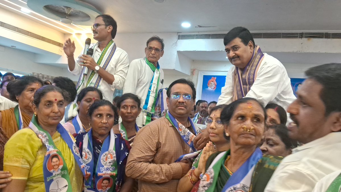 BALARAJUP8's tweet photo. తేది:18.9.26
ఇచ్చాపురం నియోజకవర్గం YSRCP
విస్తృత స్థాయి సమావేశంలో 

ఇచ్చాపురం మున్సిపాలిటీ టీడీపీలో నుండి 60
కుటుంబాలు, YSRCP పార్టీలో చేరడం జరిగింది.
సదరు కుటుంబాలకు శ్రీకాకుళం జిల్లా పార్టీ అధ్యక్షులు శ్రీ ధర్మాన కృష్ణదాసు గారు కండువాలు ధరింపజేసి పార్టీలోకి సాదరంగా ఆహ్వానించారు https://t.co/YwQbaPMpB0