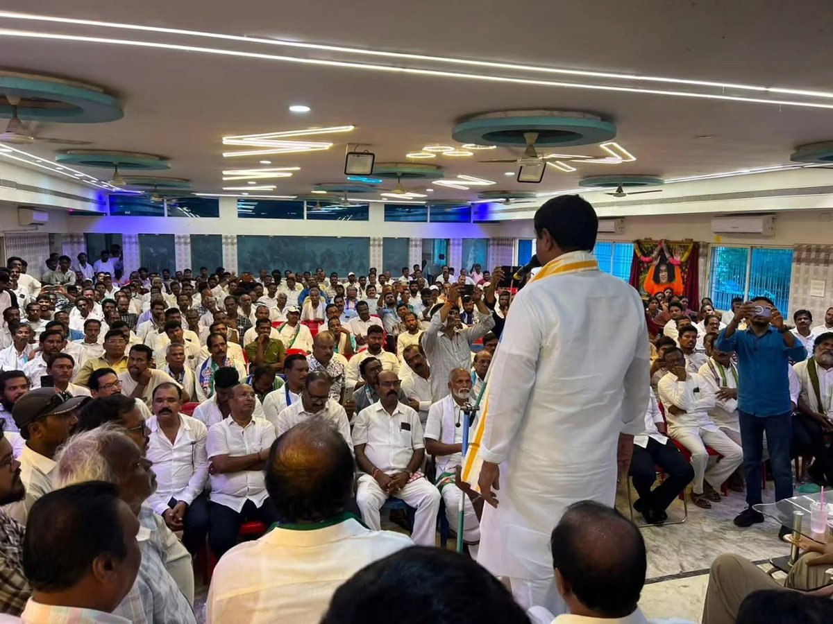 BALARAJUP8's tweet photo. తేది:18.9.26
ఇచ్చాపురం నియోజకవర్గం YSRCP
విస్తృత స్థాయి సమావేశంలో 

ఇచ్చాపురం మున్సిపాలిటీ టీడీపీలో నుండి 60
కుటుంబాలు, YSRCP పార్టీలో చేరడం జరిగింది.
సదరు కుటుంబాలకు శ్రీకాకుళం జిల్లా పార్టీ అధ్యక్షులు శ్రీ ధర్మాన కృష్ణదాసు గారు కండువాలు ధరింపజేసి పార్టీలోకి సాదరంగా ఆహ్వానించారు https://t.co/YwQbaPMpB0