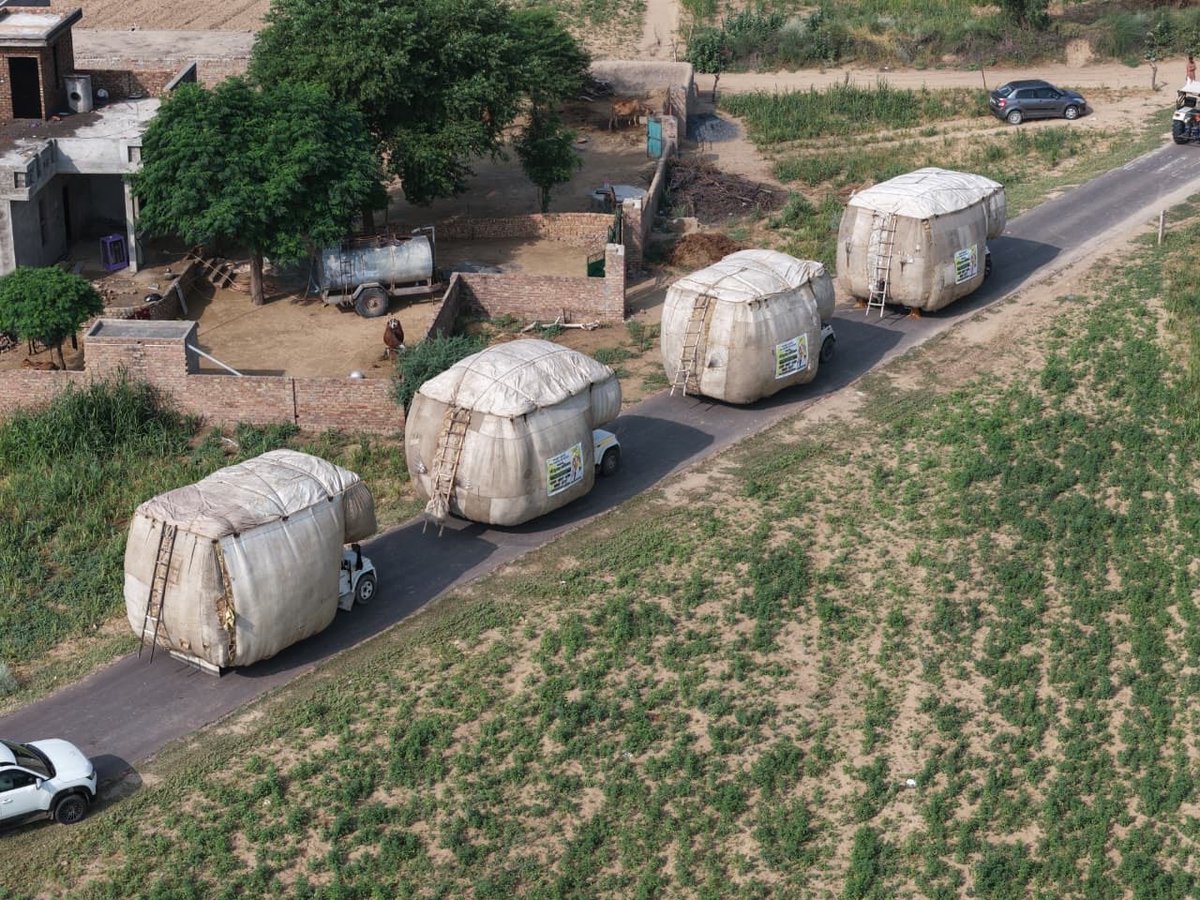 SaintRampalJiM's tweet photo. गुसांईसर, सूरतगढ़, श्री गंगानगर (राजस्थान) में संत रामपाल जी ने दिया 200 क्विंटल सूखा चारा https://t.co/0SQGsHSyk5