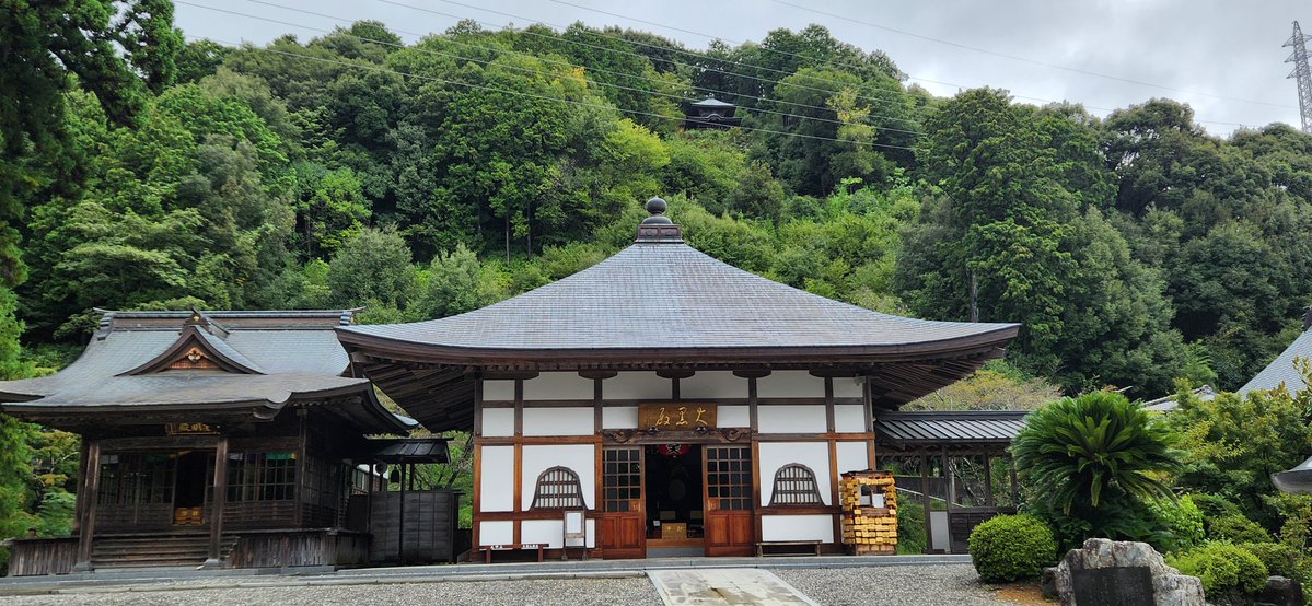 gambling_00's tweet photo. 浜松市天竜区の光明寺

717年に行基が開山したと伝わる歴史ある曹洞宗の寺院。

1本の杉の木から掘り出した日本最大級の大黒天が祀られており金運Upのご利益がありそう。

奥の院は山道を登るんだけど地面がぬかるんでて断念。残念。 https://t.co/aRqG68dDfZ