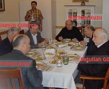 ulasdgrmnclr's tweet photo. @halilsadriylmz Bu Fotoğraftaki Vatan haini içinde SAVCI ÇAĞRI KILIÇ İLK MAHKEMEDE BERAAT ETMEME RAGMEN ADALETİN KILICINI MİLLETE ÇEKMİŞTİR.SENDE FETOCUSUN KUZU AİLESİDE FETOCUDUR. ŞEREFİNİZİ ONURUNUZLA BU TERÖRİSTLERLE YATAGA GİRDİNİZ ANLADIK.VATANI NEDEN YATAK BAYRAGI CARŞAF YAPTINIZ https://t.co/iG4VMdiUFz
